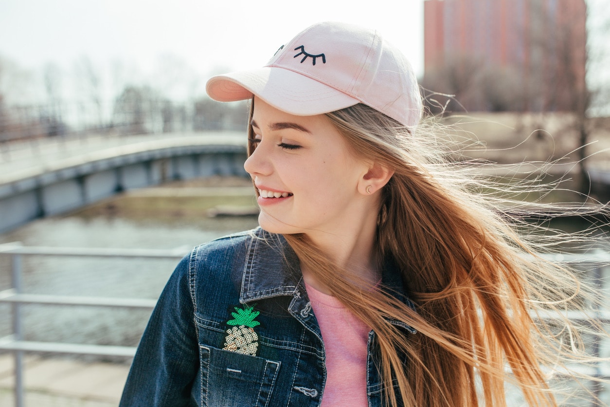 Nuori tyttö kaupunkimaisemassa.