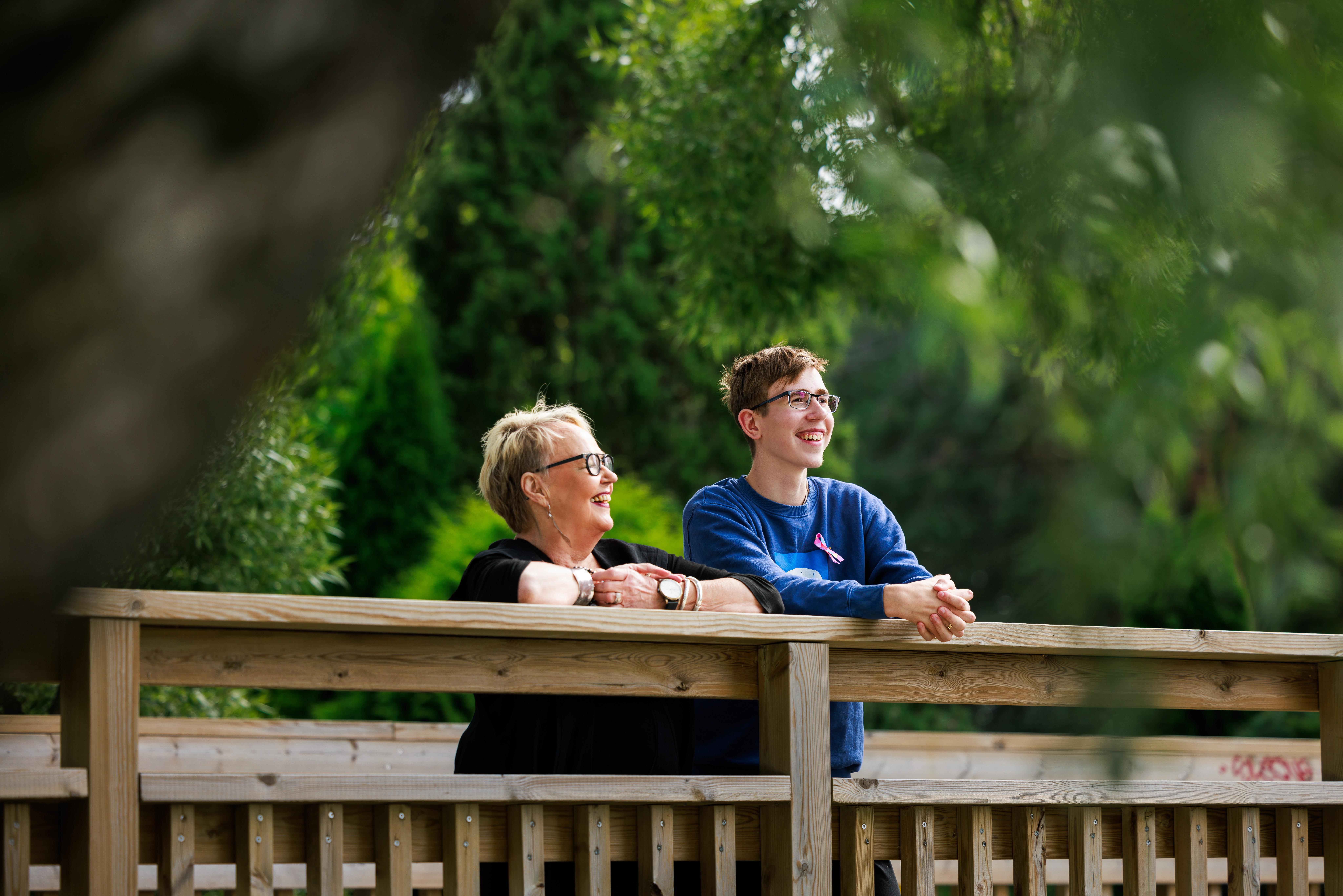 Vanhempi nainen ja nuori mies